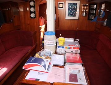 Saftey-Check unter Deck EPIRB, Seenotsignalmittel, Notfallkoffer