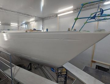 Das Vorschiff der geprimerten Swan 441