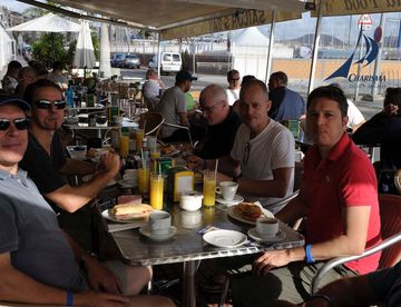 Frühstück in der Sailor's Bay Tägliche Crew-Besprechung