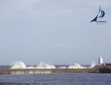 Brechende Brandung an der Hafenmole von Wick