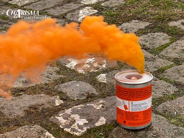 Orangefarbener Rauchtopf