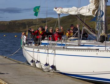 SY Charisma am Steg von Talisker