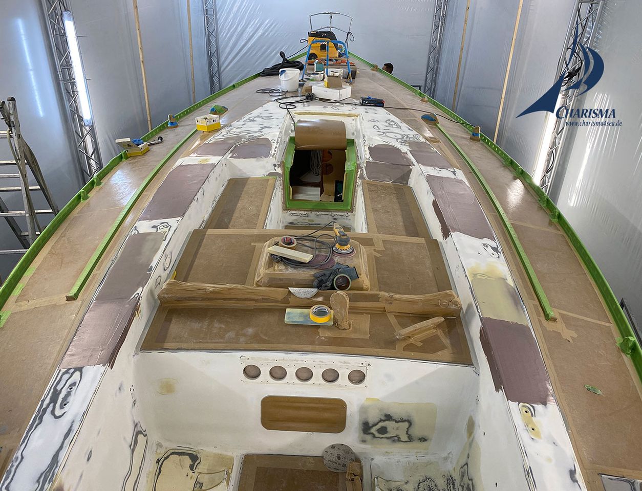 GFK-Arbeiten im Cockpit der Swan 441